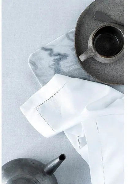 Langkilde & Søn - Valkoinen kangasservietti pitsisaumalla